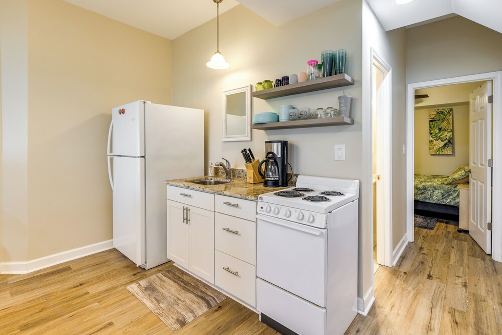 Lakefront Retreat w/ Dock, Patio & Grill in Bracey