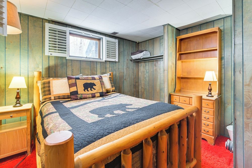 2 Mi to Schuss Mountain: Cozy Cabin w/ Deck