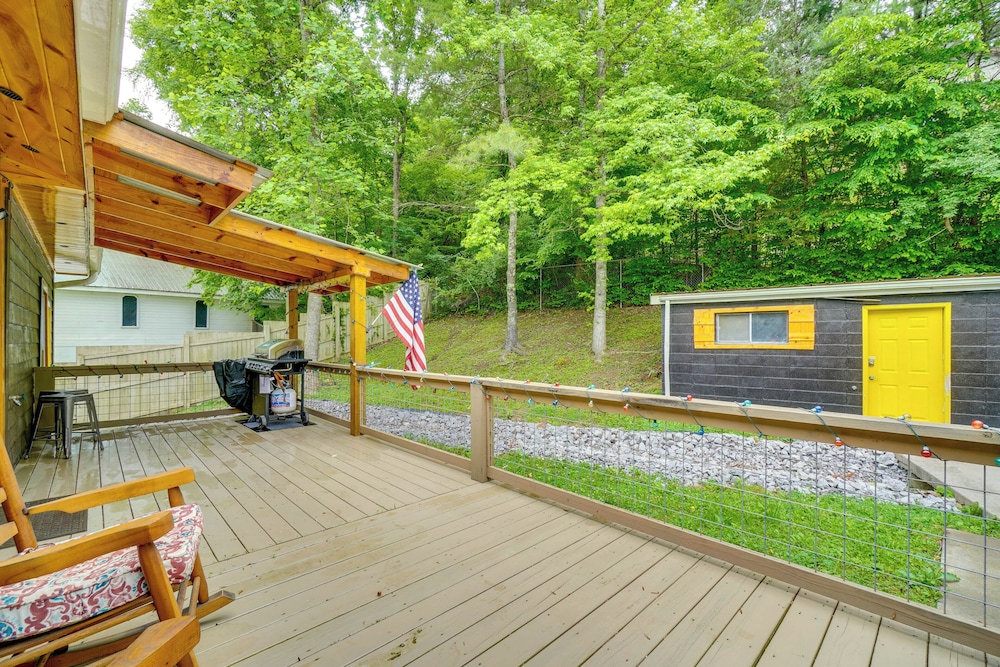 2 Mi to the Island in Pigeon Forge: Serene Escape