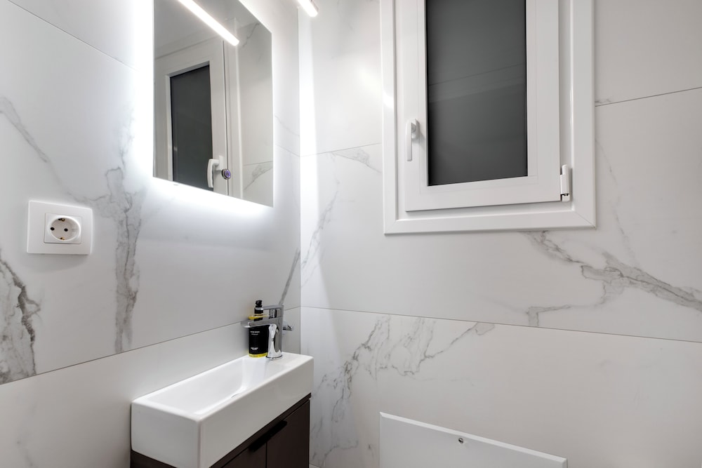 Cozyopolis - Timeless 3-BR in Athens