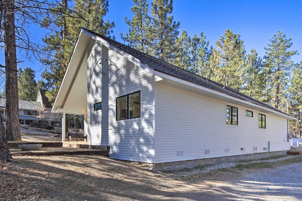 Half-mi to Big Bear Lake: Modern Home w/ Deck