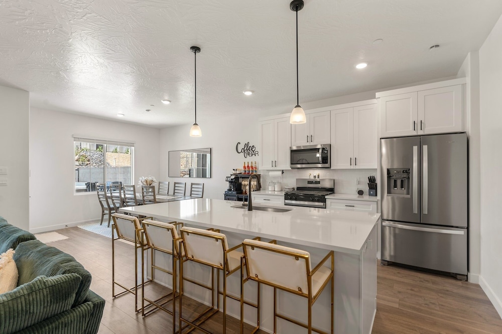 Popular Poolside Retreat 4 Bedroom Townhouse