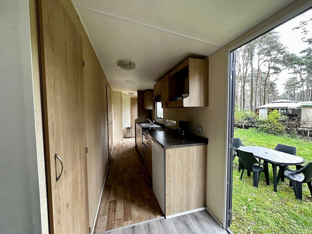 Residence With a Spacious Garden Located in a Child-friendly Park