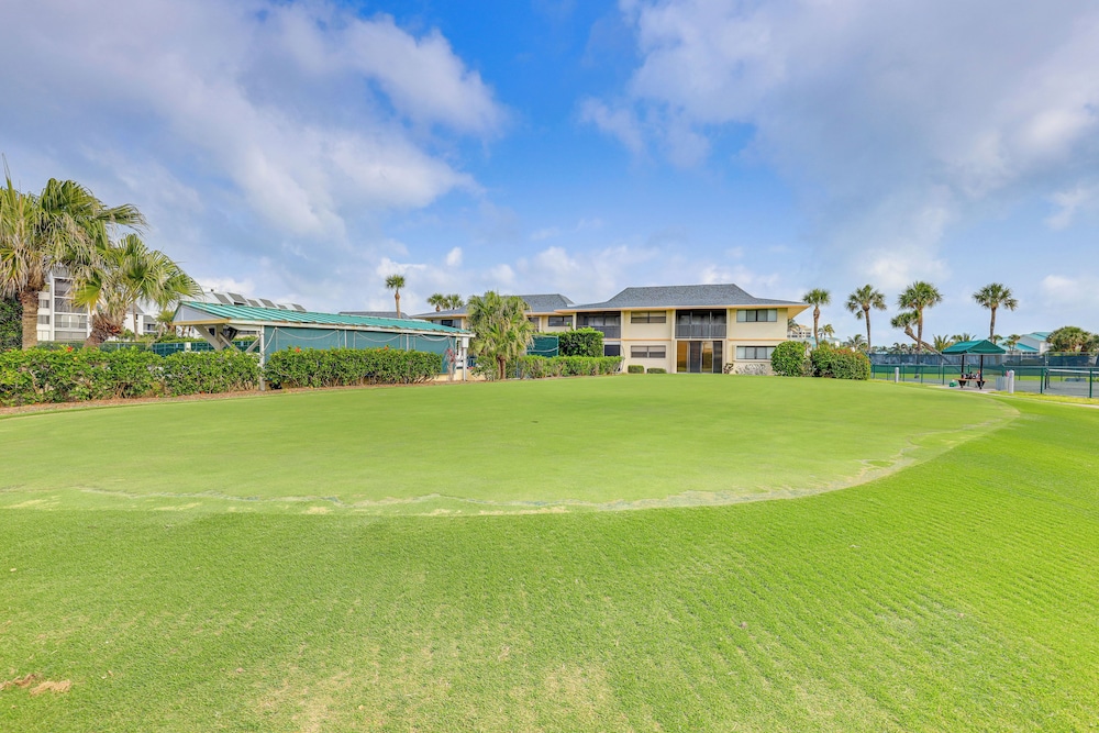 Walk to Blue Heron Beach: 1st-floor Lakefront Unit