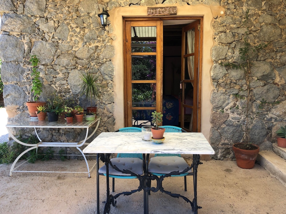 Hotel Far Out Oasis - Image 1