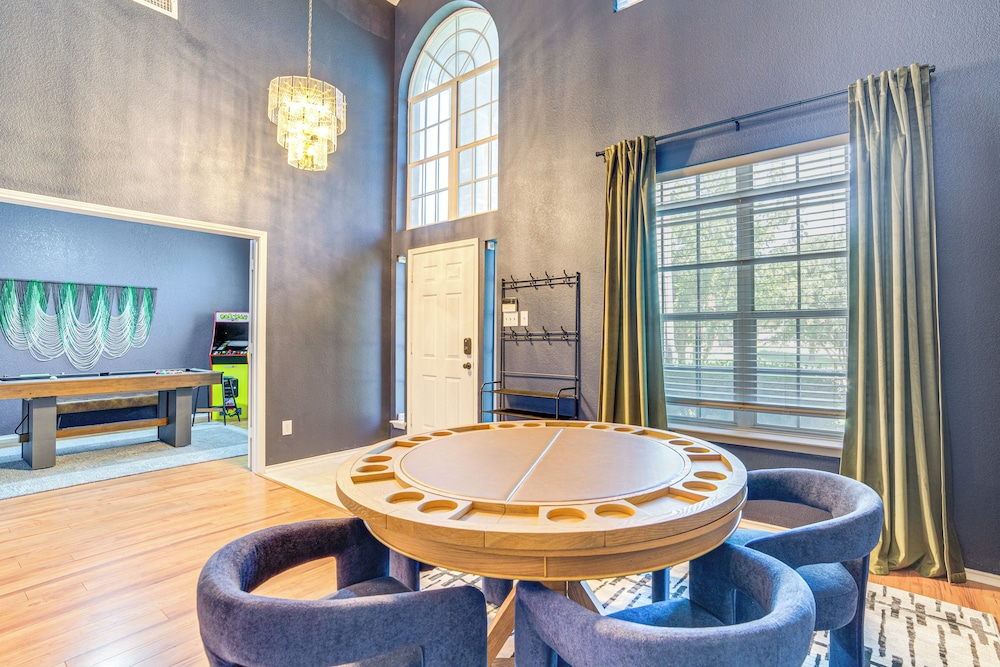 Game Room, Hot Tub & Pool! Grand Prairie Getaway