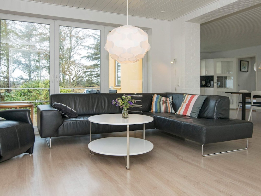 Seaside Holiday Home With Ocean View view 5