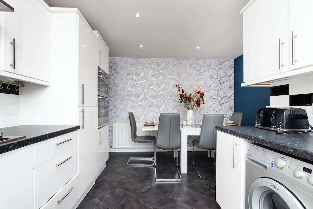 2 Bedroom House-free Parking