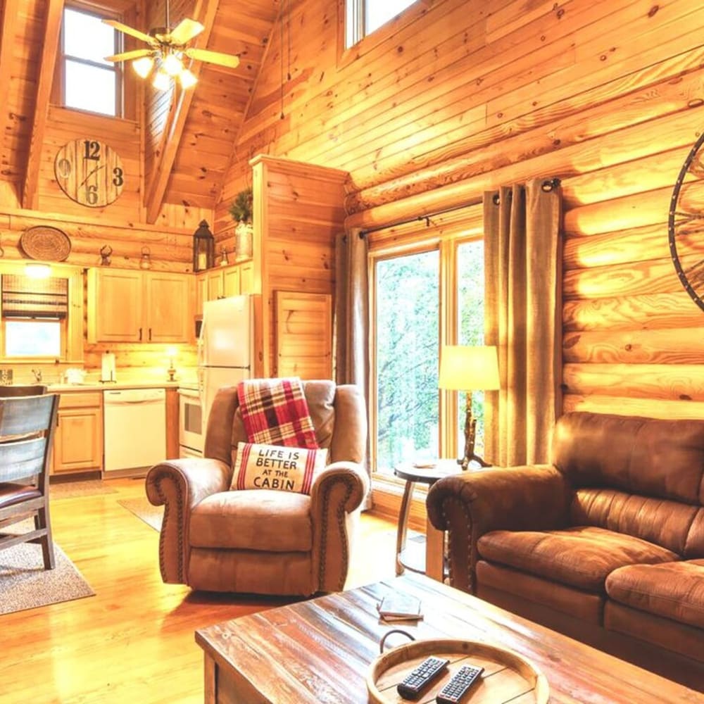Cozy Upscale Cabin w Fireplace Hot Tub