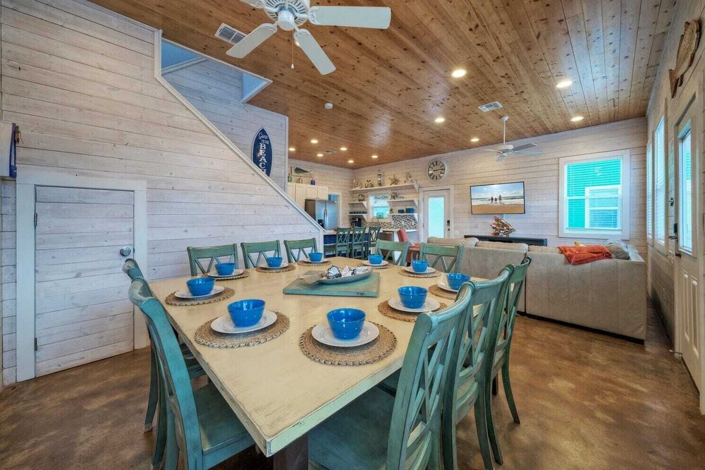 Sleeps 24, 2 Homes Pool, Backyard Tiki Bar, Fire Pit, Cornhole Walk to Beach