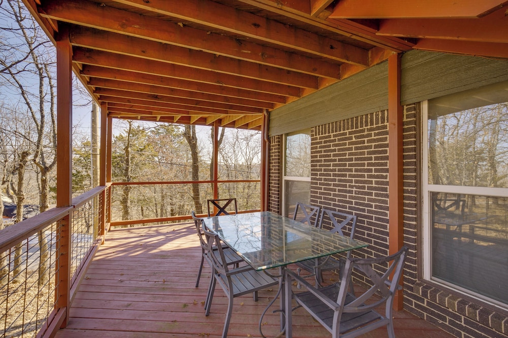 Serene Valley Views: Lake Texoma Retreat