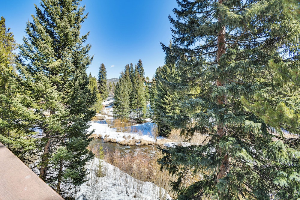 Walk to Town & Slopes: Riverfront Breckenridge Gem