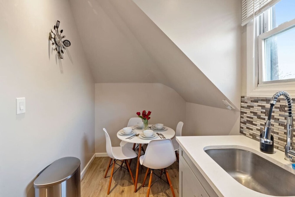 Modern 2BR Near NYC With Free Parking Workspace