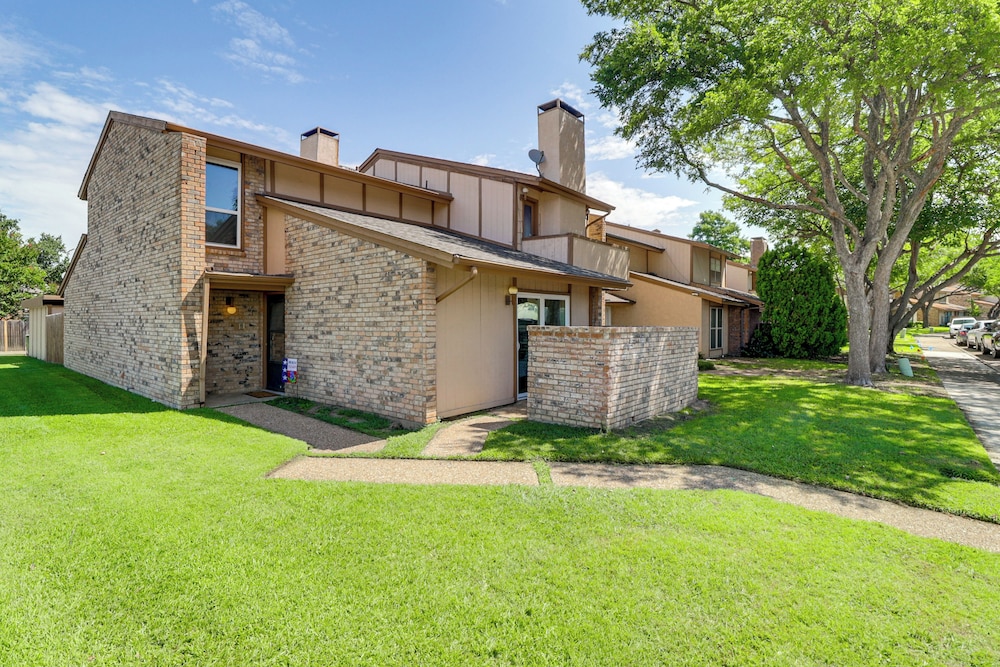 5 Mi to At&t Stadium: Townhome w/ Community Pools!