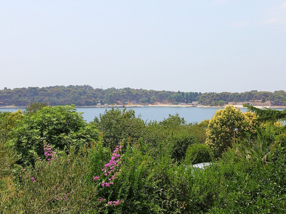 Apartment in Pula With Garden