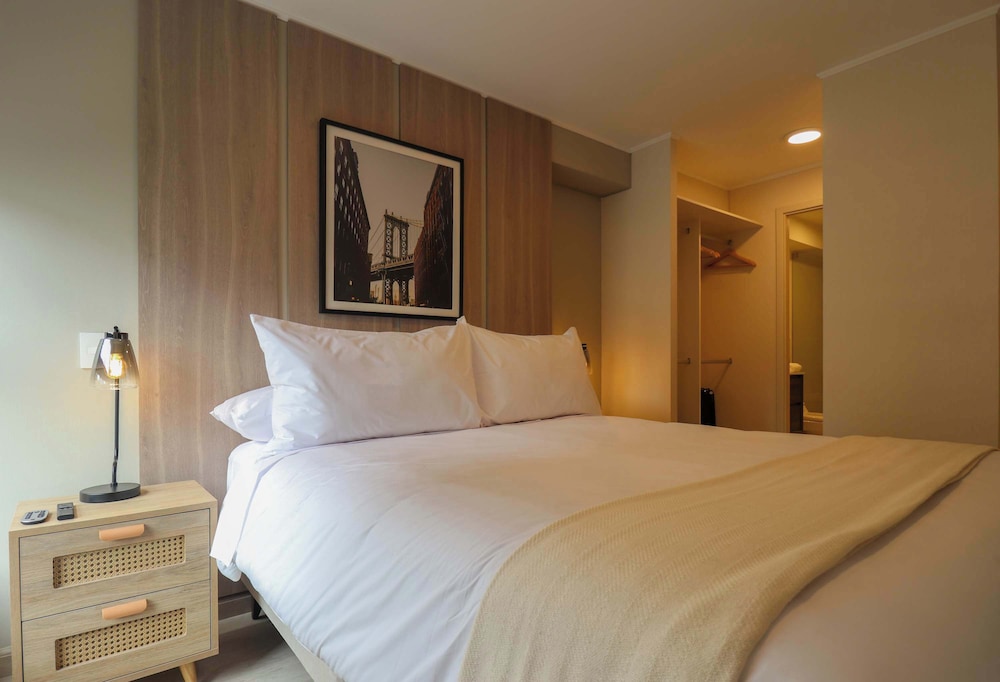 w Beautiful 2BR w Balcony in Miraflores