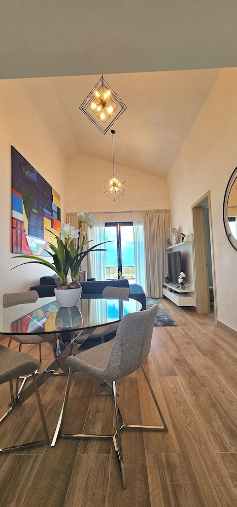The Beach Spacious 2 Bedroom 2 Bath Apartment on top Floor With Stunning Views