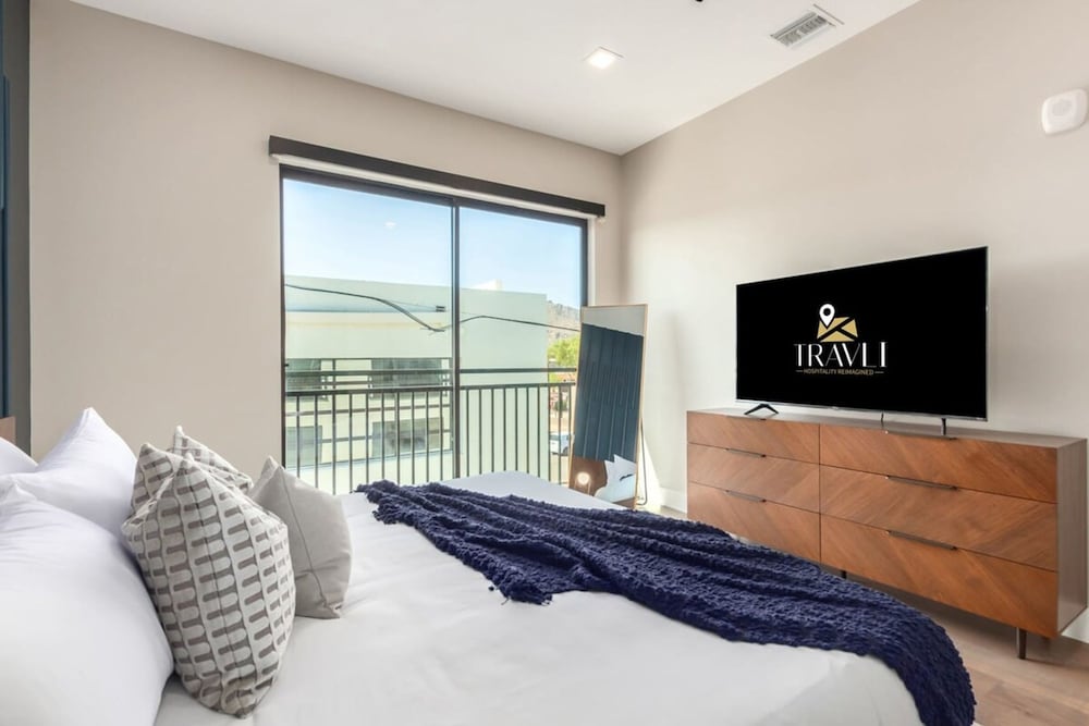 LUX Penthouse Old Town Walkable Gym Mtn Views