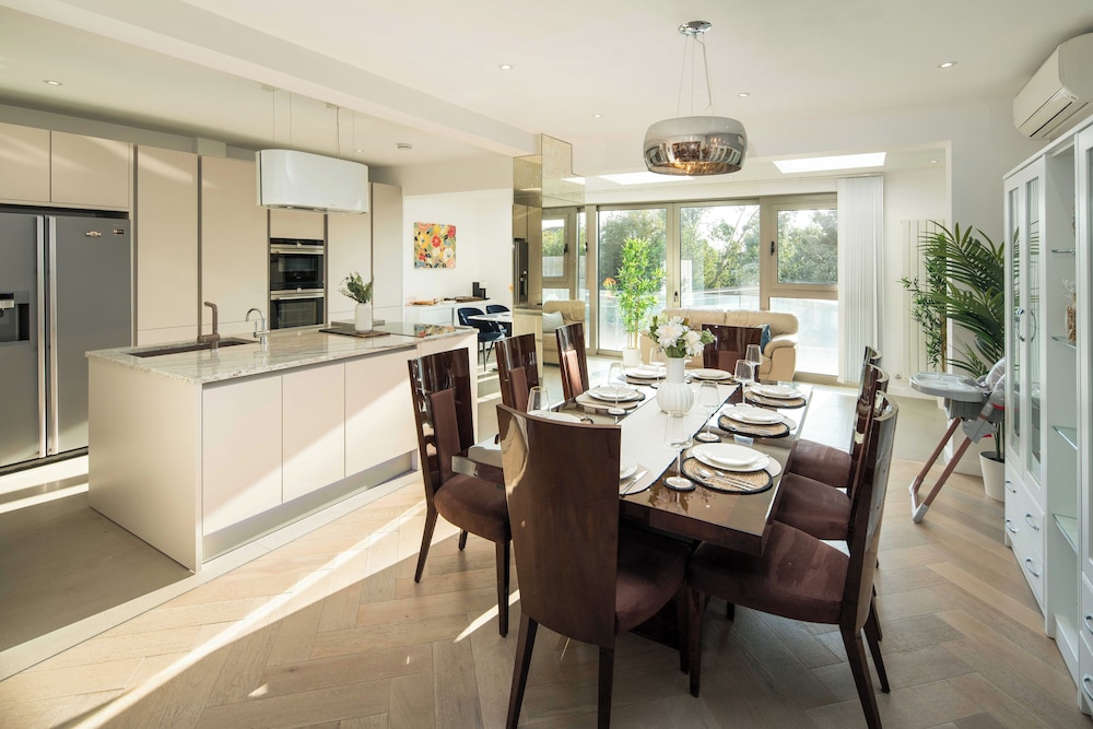 Luxurious 6-bed House With Pool and Free Parking