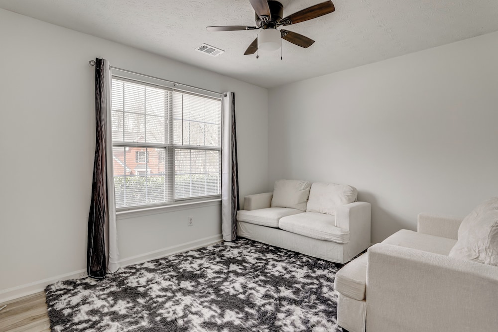 14 Mi to Lake Lanier: Family Home w/ Yard