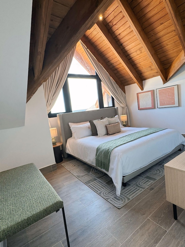 4 Guests 2 Bedrooms Terrace and Shared Pool