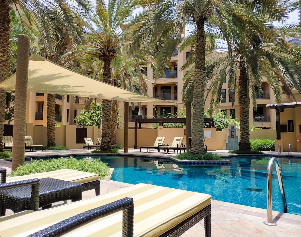 Luxury Living Next to Dubai Mall Burj Khalifa