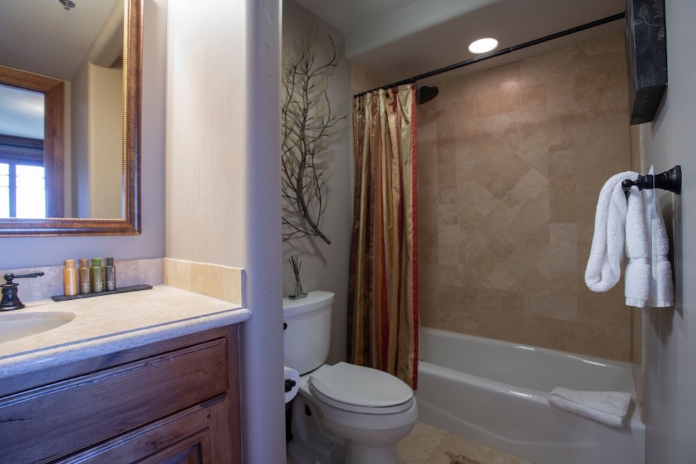 Grand Lodge - Three Bedroom #301 - Ski-in/ski-out 3 Condo