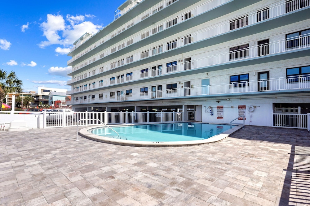 Sunset Chateau 409