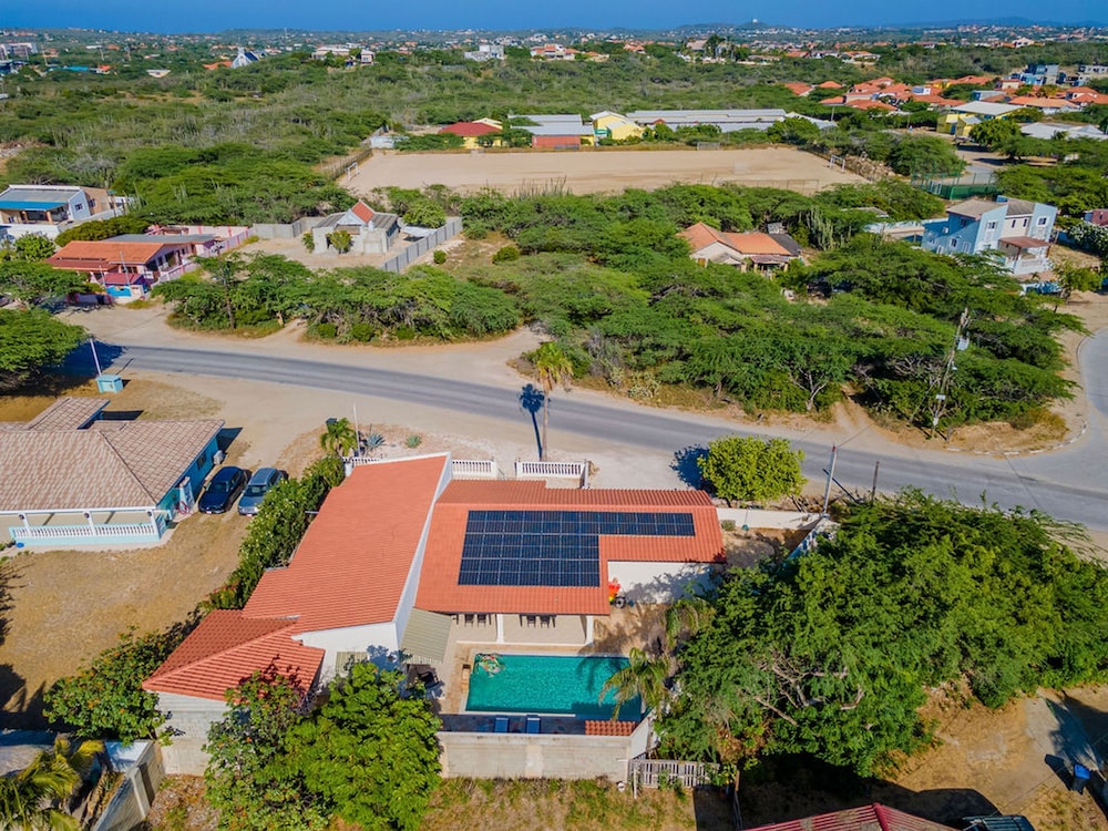 Luxurious Haven in the Heart of the Island Pool