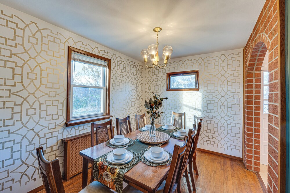 Charming Gardiner Home w/ Yard & Sunroom