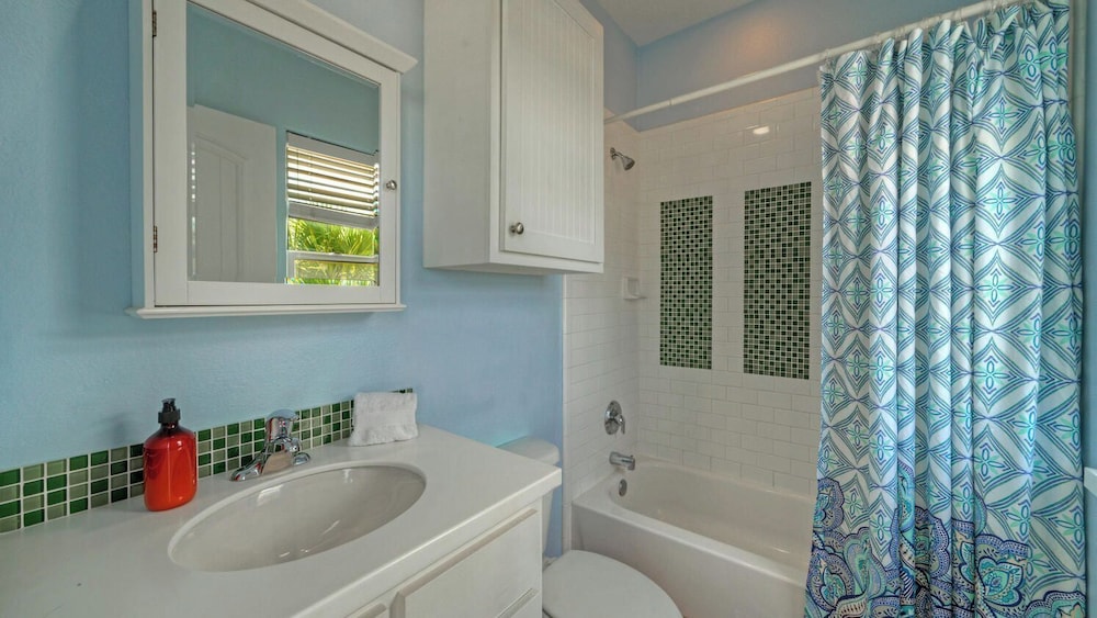 Walk to the Beach Ocean Views, Balcony Dining & Open Living Beachview 54 by Avantstay