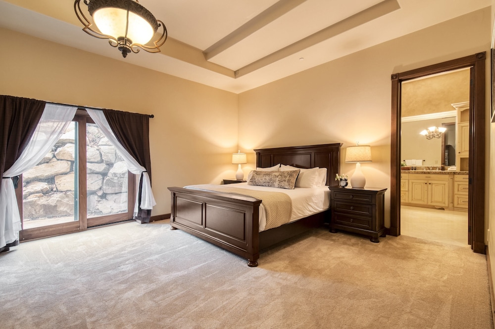High Meadow by Avantstay Alpine Views w/ Indoor Pool, Hot Tub & Open Floor Plan view 5