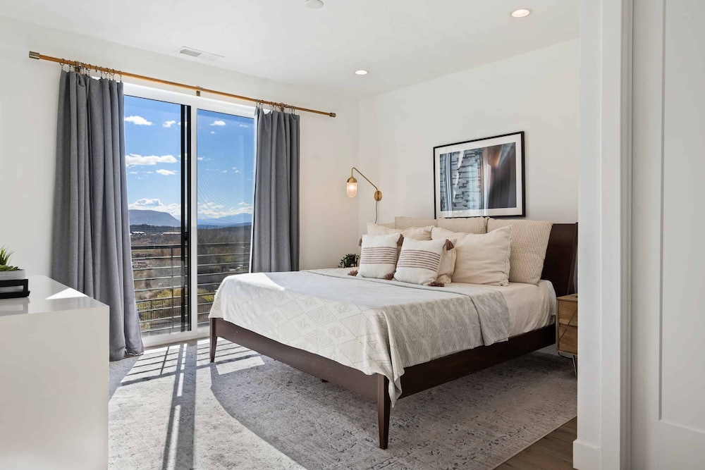 Perfectly On Par 7 Bedroom Home view 5