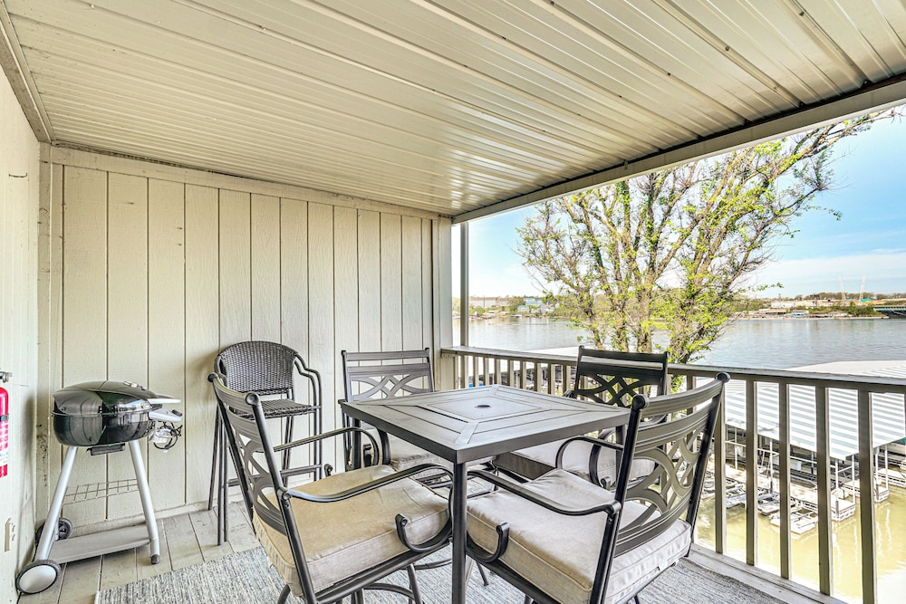 Lakefront Osage Beach Condo w/ Balcony & Pool