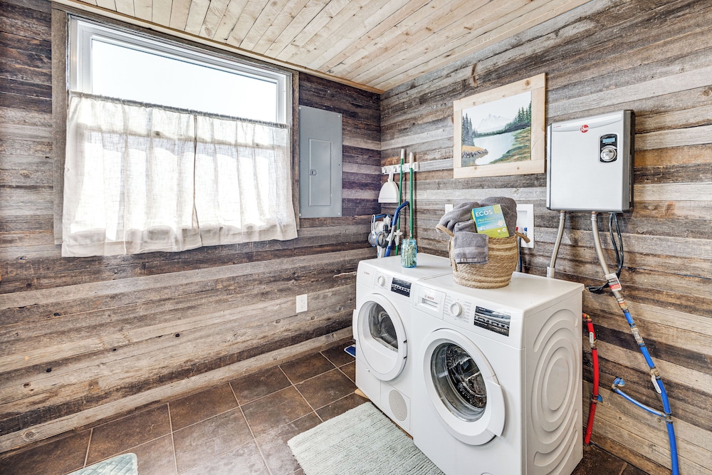 Rustic Cabin in Peyton Near Hiking Trails!