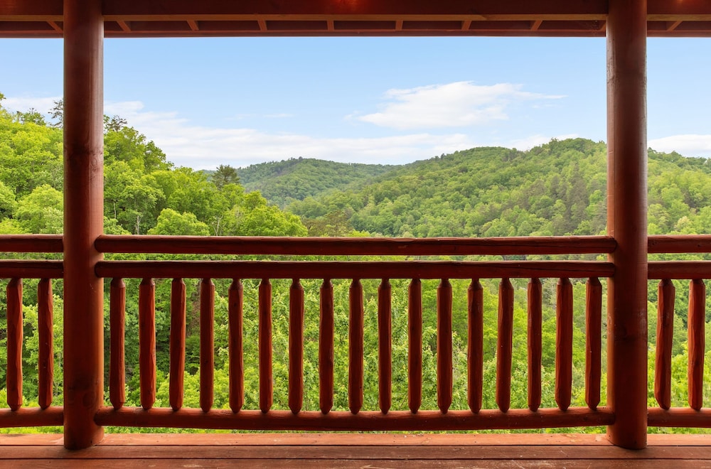 Smoky Ridge Newly Renovated Cabin w Indoor Pool Game Room Theater