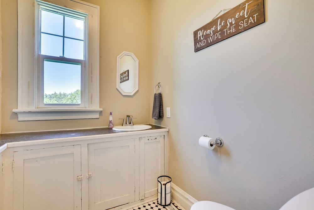 Gas Grill & Porch: Rural Hixton Vacation Home!