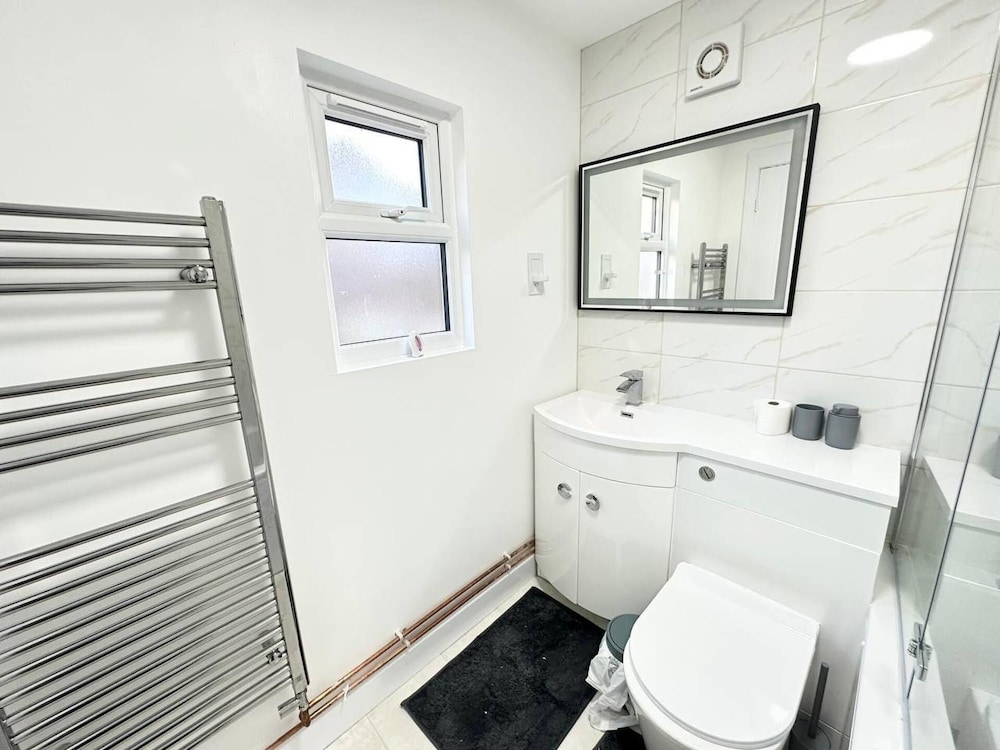 Southsea 5-bed Seaside Retreat- Sleeps 11 & Garden