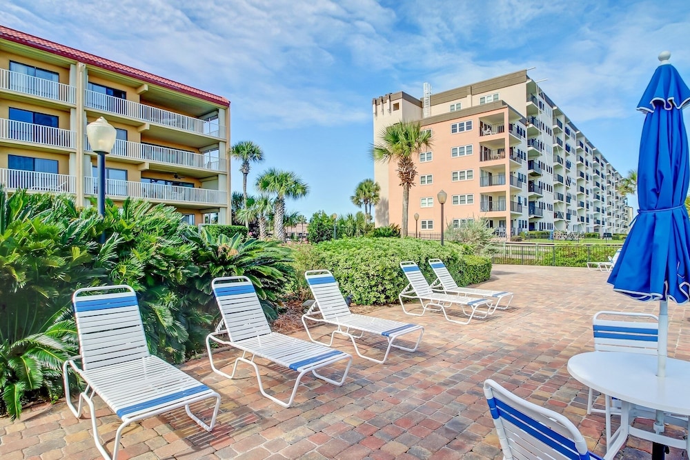 Ocean View Condo, Easy Acces to the Pool and Private Walkway to the Beach by RedAwning