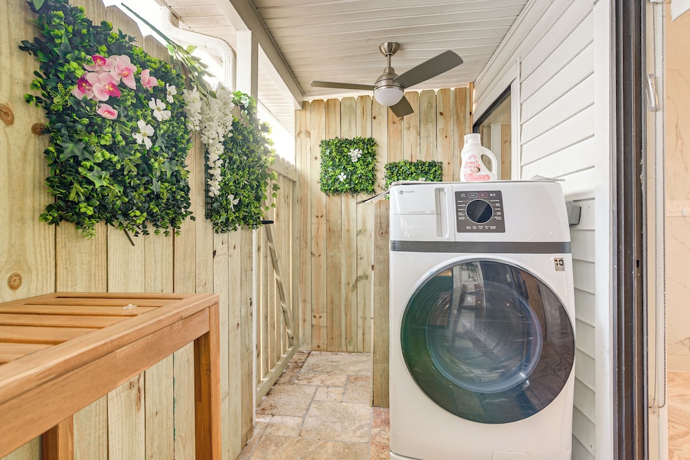 Shop & Explore: Duplex Unit 8 Mi to NRG Stadium!