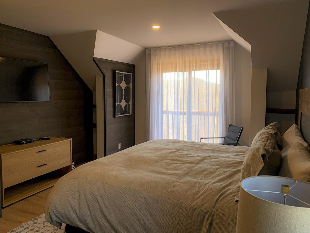 Black Bear - Luxury Mountain-top Villa With hot tub