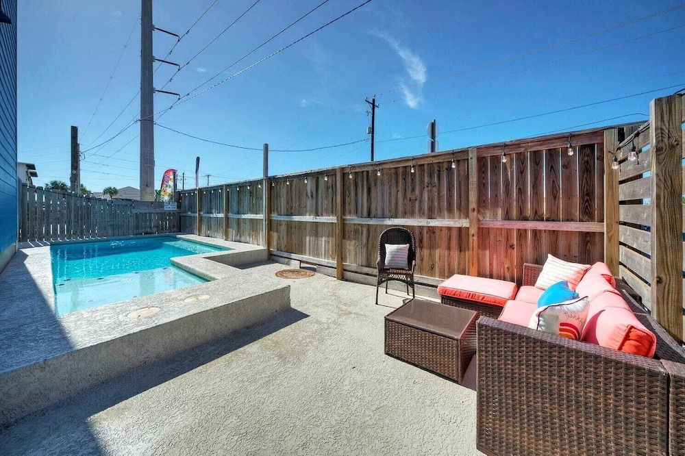 Sleeps 24, 2 Homes 2blocks to the Beach, Pool, Game Room, Patio w/ Outdoor Bar