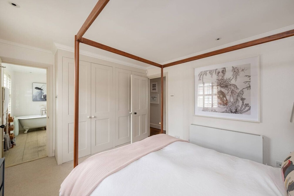 3-bed Home w Private Parking Fairytale Garden