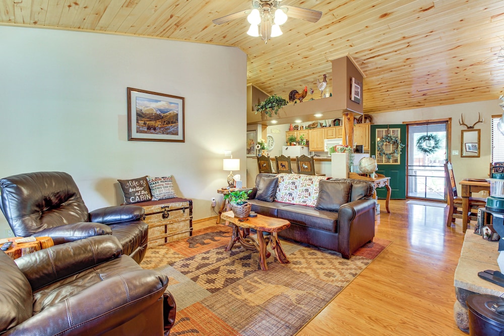 Near Hiking Trails: Heber-overgaard Haven w/ Deck!