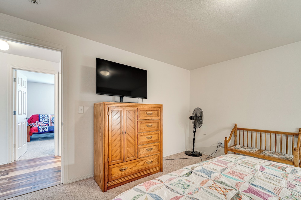 1 Mi to Moses Lake: Home w/ Private Yard & Hot Tub