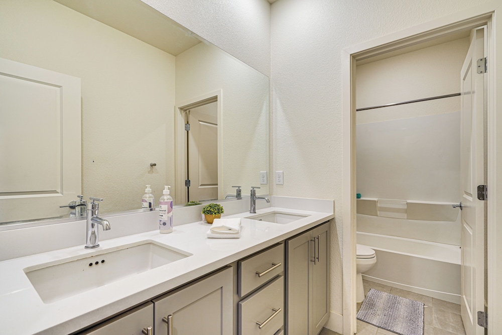 8 Mi to Lincoln Park: Family-friendly Tracy Home