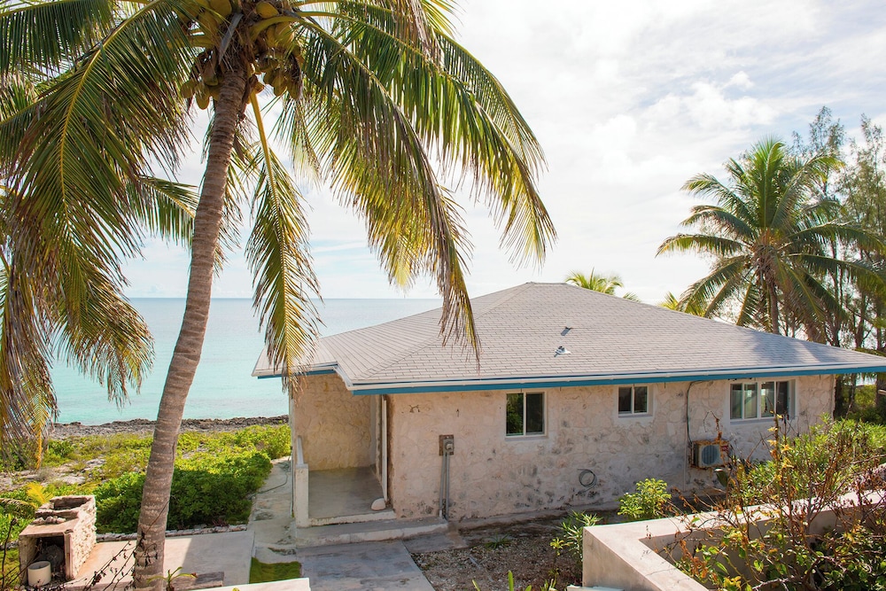 Island Paradise: Secluded Beachfront Retreat With Pool