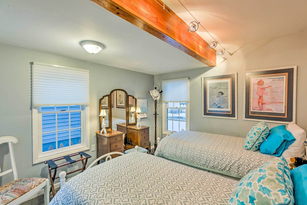 Elegant Stone Cottage: Steps to Crystal Lake Beach view 5