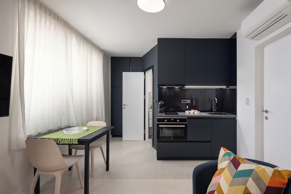Desamani 975 Apartments