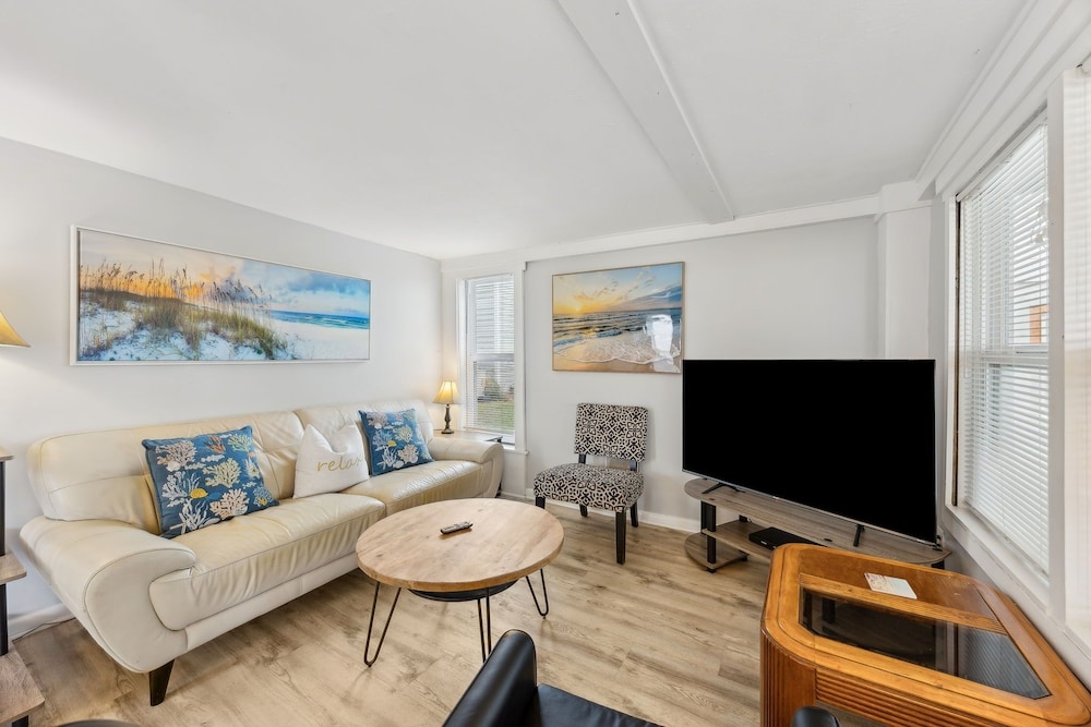 124 S Fletcher - Downstairs 3 Bedroom Duplex